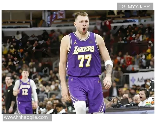 及时雨！艾顿火线复出驰援湖人内线，东契奇伤情管理成最大课题